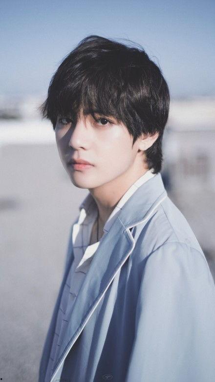 金泰亨小时候照片对比,从童年稚嫩到偶像光芒的成长轨迹