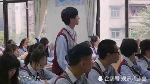 王俊凯在学校上课照片,青春洋溢的课堂时光
